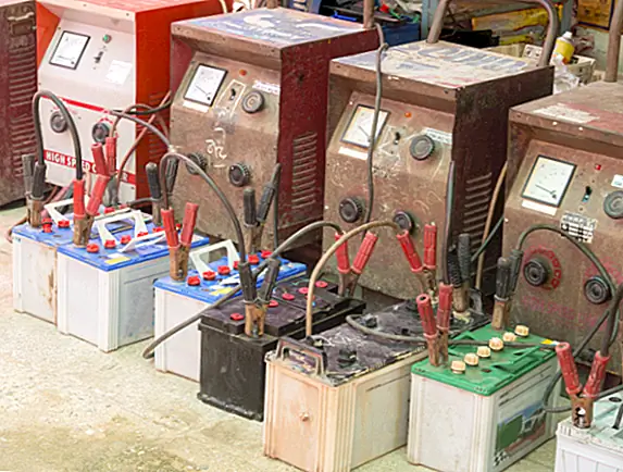 Почему стоит хранить аккумулятор на бетонном полу?