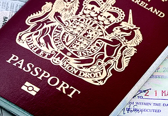 Почему Королеве Англии не нужен паспорт?