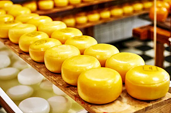 Почему Чеддер апельсин, когда молоко беловато?