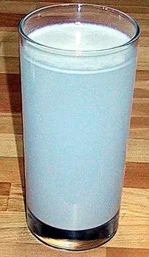 Почему молоко белое