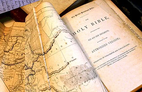 Почему старая газета и книжные страницы становятся желтыми