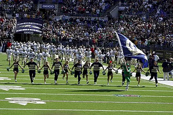 Почему атлетические команды школы «Нотр-Дам», базирующиеся в Франции, являются «боевыми ирландскими»,