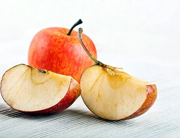 Почему внутренности яблок становятся коричневыми, когда подвергаются воздействию воздуха