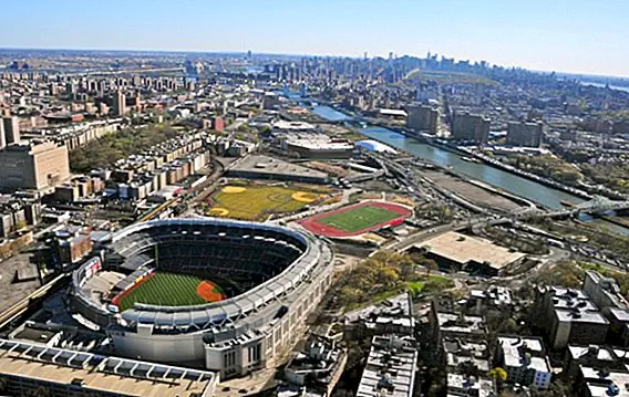 Почему существует район Нью-Йорка, называемый «Бронкс» и почему называются машины скорой помощи?