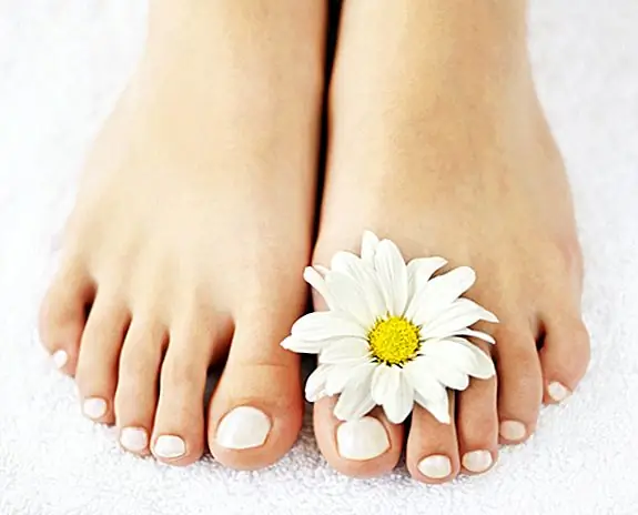 Почему Toenails Turn Yellow