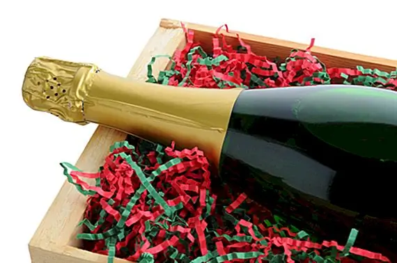 Почему мы ломаем бутылку шампанского против новых кораблей