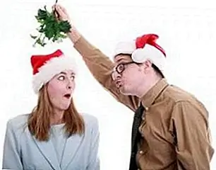 Почему мы поцелуем под омелой