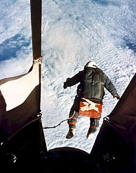 Вы можете выжить под открытым вакуумом пространства в течение примерно 90 секунд без каких-либо повреждений