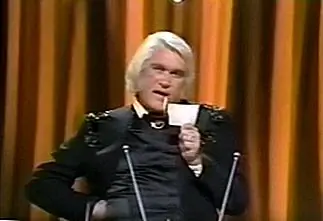 Если дети сегодня думают, что Kanye West придумал плохо себя вести на церемониях награждения, когда он прервал речь Тейлора Свифта на VMA 2009 года - они, к сожалению, ошибаются. На Кантри Music Awards, состоявшемся 13 октября 1975 года, Чарли Рич, действующий CMA «Конферансье года», вызвало довольно шум, объявляющий нового лауреата Джона Денвера.