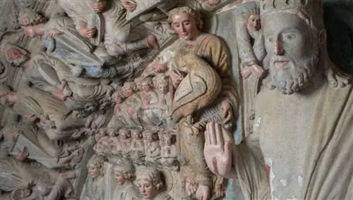 Деталь Портика Славы собора Сантьяго. Слева от изображения можно увидеть ирландскую арфу.