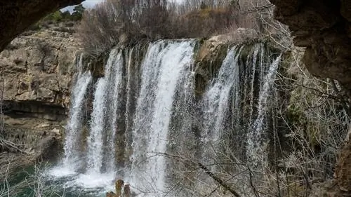 Водопад с кристально чистой водой в Сьерра-де-Альбаррасин
