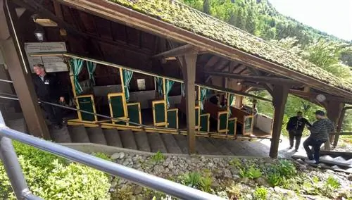Самый старый фуникулер в Европе, в Гиссбахе, Интерлакен (Швейцария).