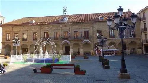 Plaza Mayor de Benavente: какое название получило каждое здание и почему оно такое особенное?
