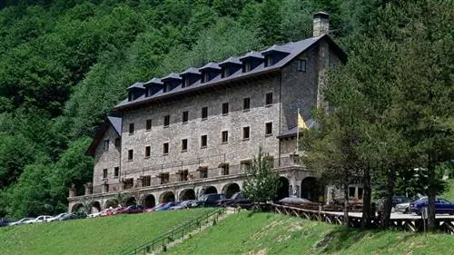 Парадор Арагона, спрятанный между горами в Пиренеях