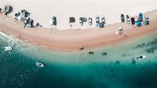 пляж с машинами