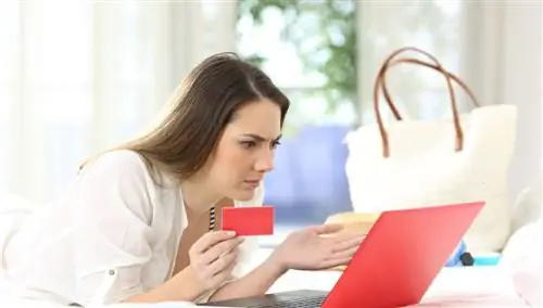 Женщина бронирует отпуск