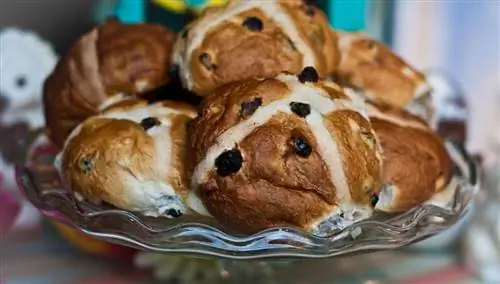 Горячая крестовая булочка