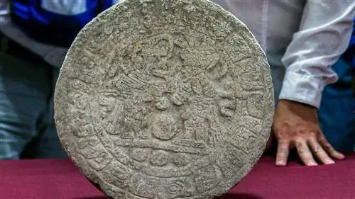 В Чичен-Ице они находят диск с иероглифами майя, который можно было использовать для игры в мяч.