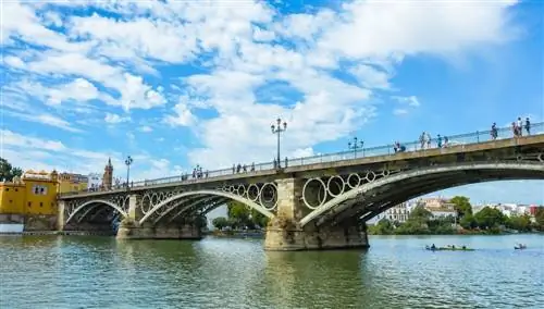 Мост Триана через Гвадалквивир