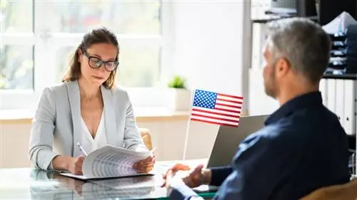 США повышают цены на визы для туристов, студентов и временных работников