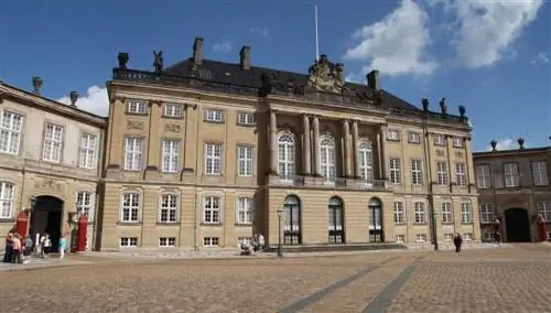 Дворец Амалиенборг