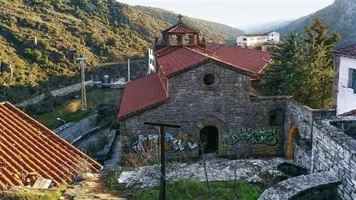 Что случилось с Сальто де Кастро? Строитель, купивший этот городок в Саморе, рассказывает, каким будет полное туристическое будущее