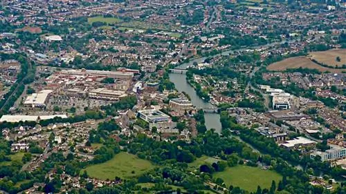 Прогулка по Стейнсу, красивому городку всего в нескольких минутах от Лондона.