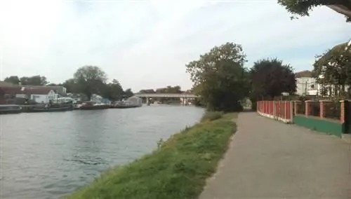 Прогулка по Стейнсу, красивому городку всего в нескольких минутах от Лондона.