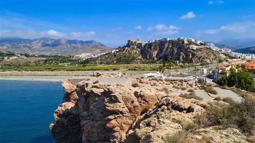 Познакомьтесь с Салобреньей, обязательной для посещения в Гранаде.