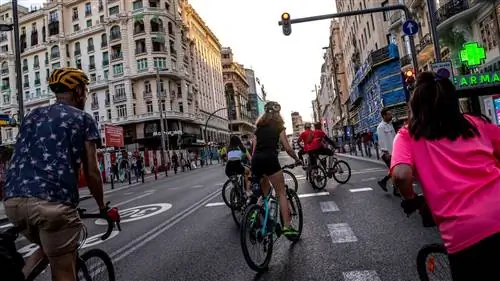 Люди на велосипедах по Мадриду