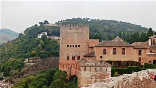 Башня Комарес