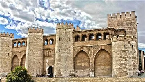 Дворец Альхаферия