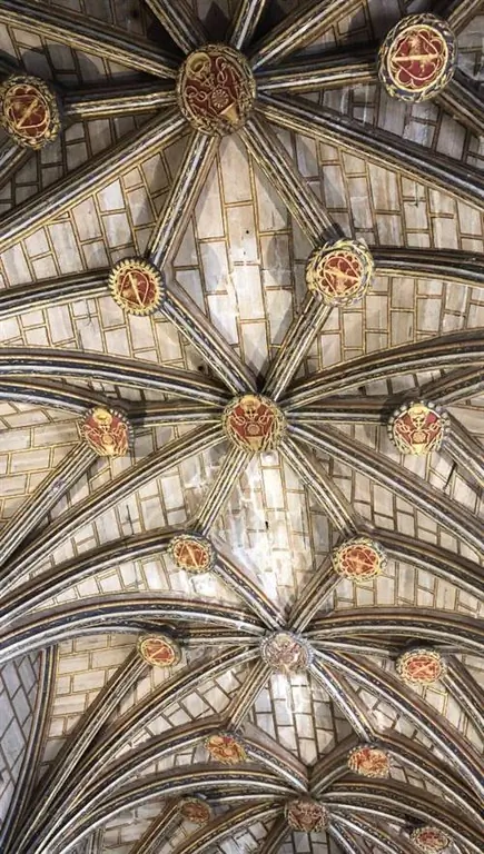 Деталь потолков собора Куэнки