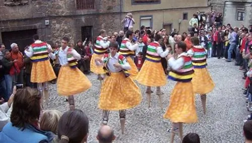 танец на ходулях танец на ходулях