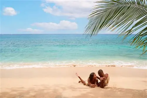Пара на пляже в Sandals Grenada