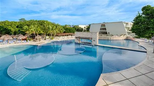 Бассейн Ривьера в отеле Grand Sirenis Riviera Maya