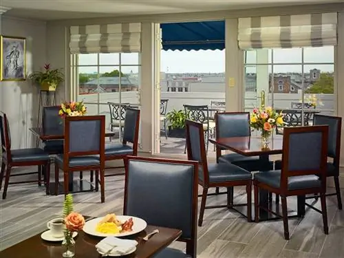 Получите королевский уход в отеле Royal Sonesta New Orleans