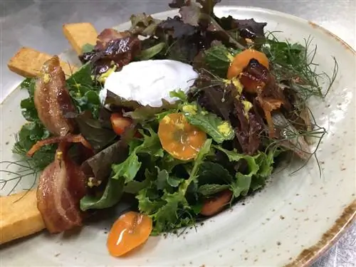 Приготовьте себе отпуск: весенний садовый салат из яиц-пашот