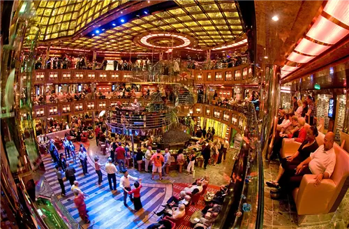 10 впечатляющих атриумов круизных лайнеров