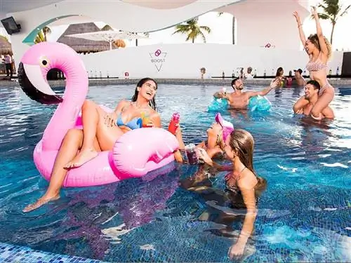 Новые еженедельные вечеринки у бассейна в отеле Temptation Cancun Resort