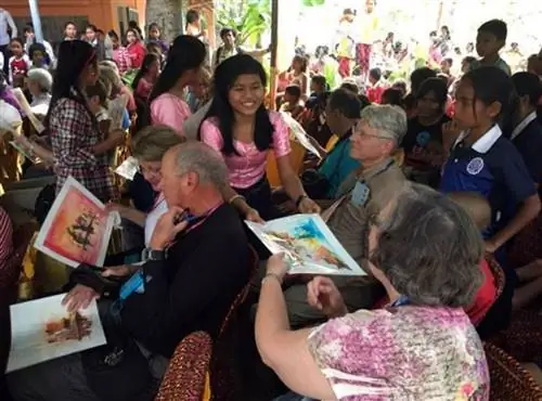 AmaWaterways оказывает помощь и благодарит детей в Камбодже