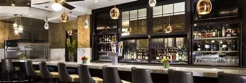 Royal Sonesta New Orleans помогает посетителям найти романтику во французском квартале