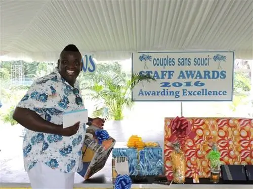 Персонал курортов для пар: Знакомьтесь, Милтон Льюин