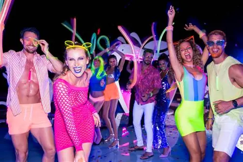 Курортный отель Temptation Cancun предлагает гостям включить неоновые огни