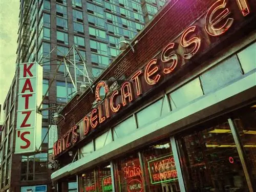 Вспоминая вкусную еду: наслаждайтесь идеальной пастрами в ресторане Katz's Deli