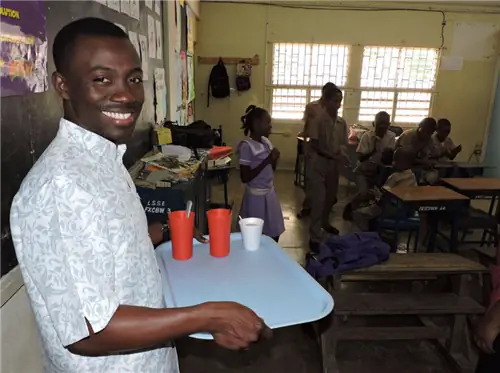 Пары Негрил принимают участие в общественной работе в школе Лландило