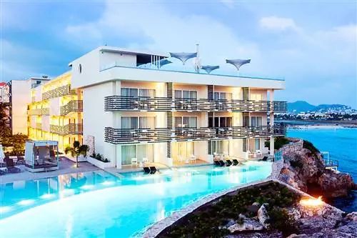 Искупайтесь в дизайнерских бассейнах курортного отеля Sonesta Ocean Point на острове Синт-Мартен