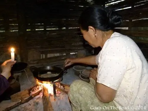 Мама готовит еду в деревне Налой
