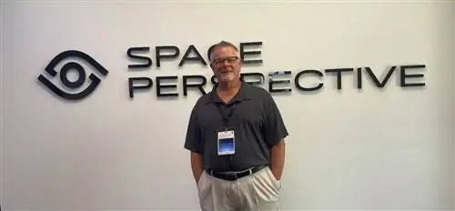 Советник по планированию круизов Майк Мойер посещает социальную конференцию Space Perspective Explorer