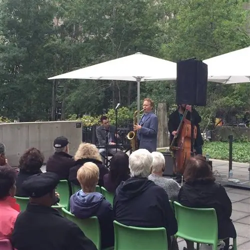 Наслаждайтесь живым джазом и искусством в MCA Chicago